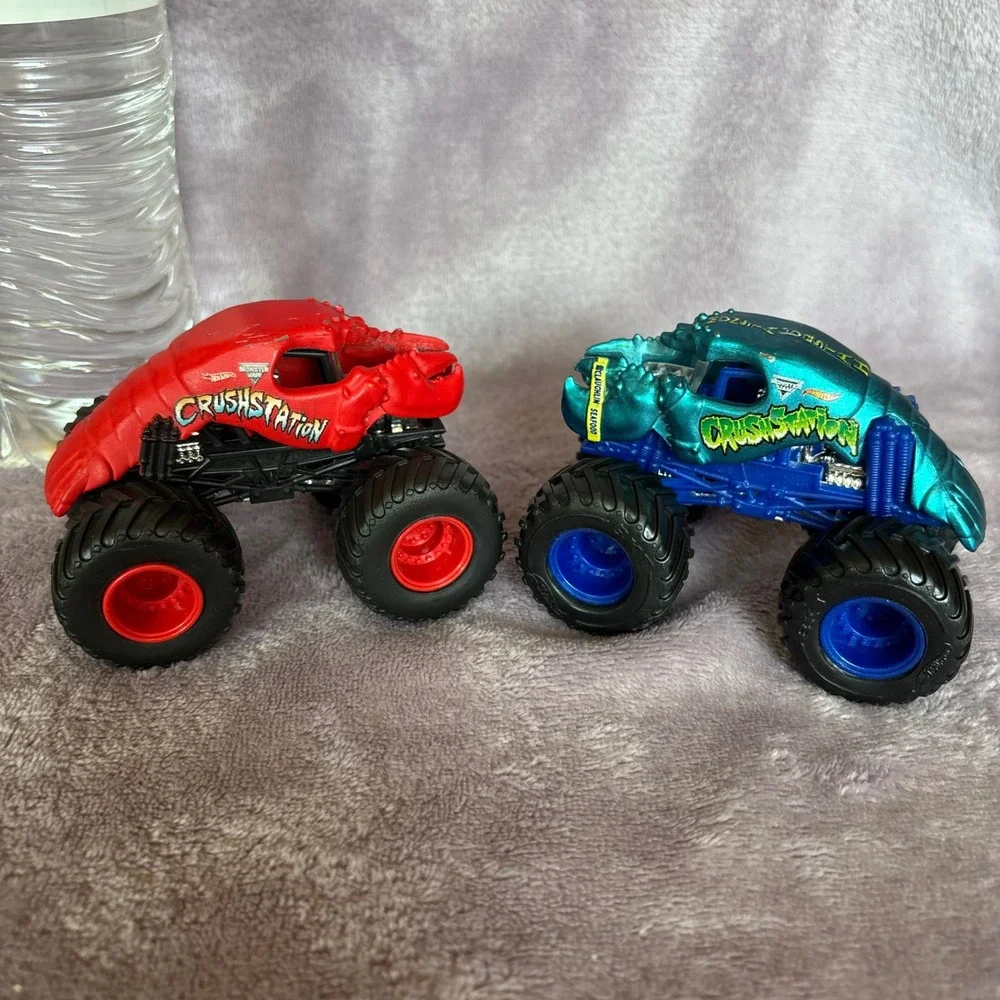 Hot Wheels Monster Jam Crushstation Lobster Monster Truck Set Red Teal 1:64